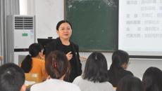 学校校长姚春教授为中医学桂派杏林师承班本科生授课