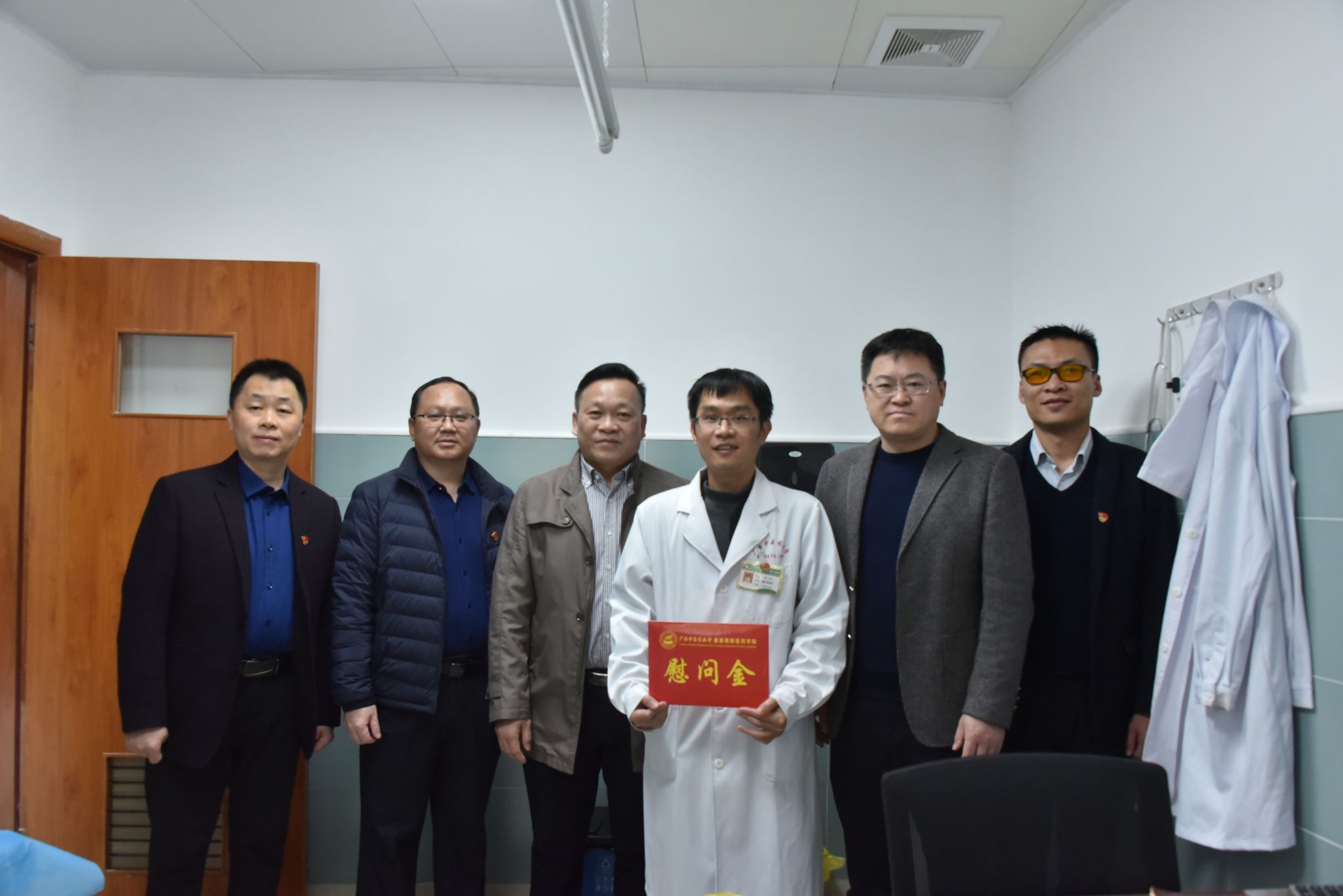 ▲学院领导慰问困难职工