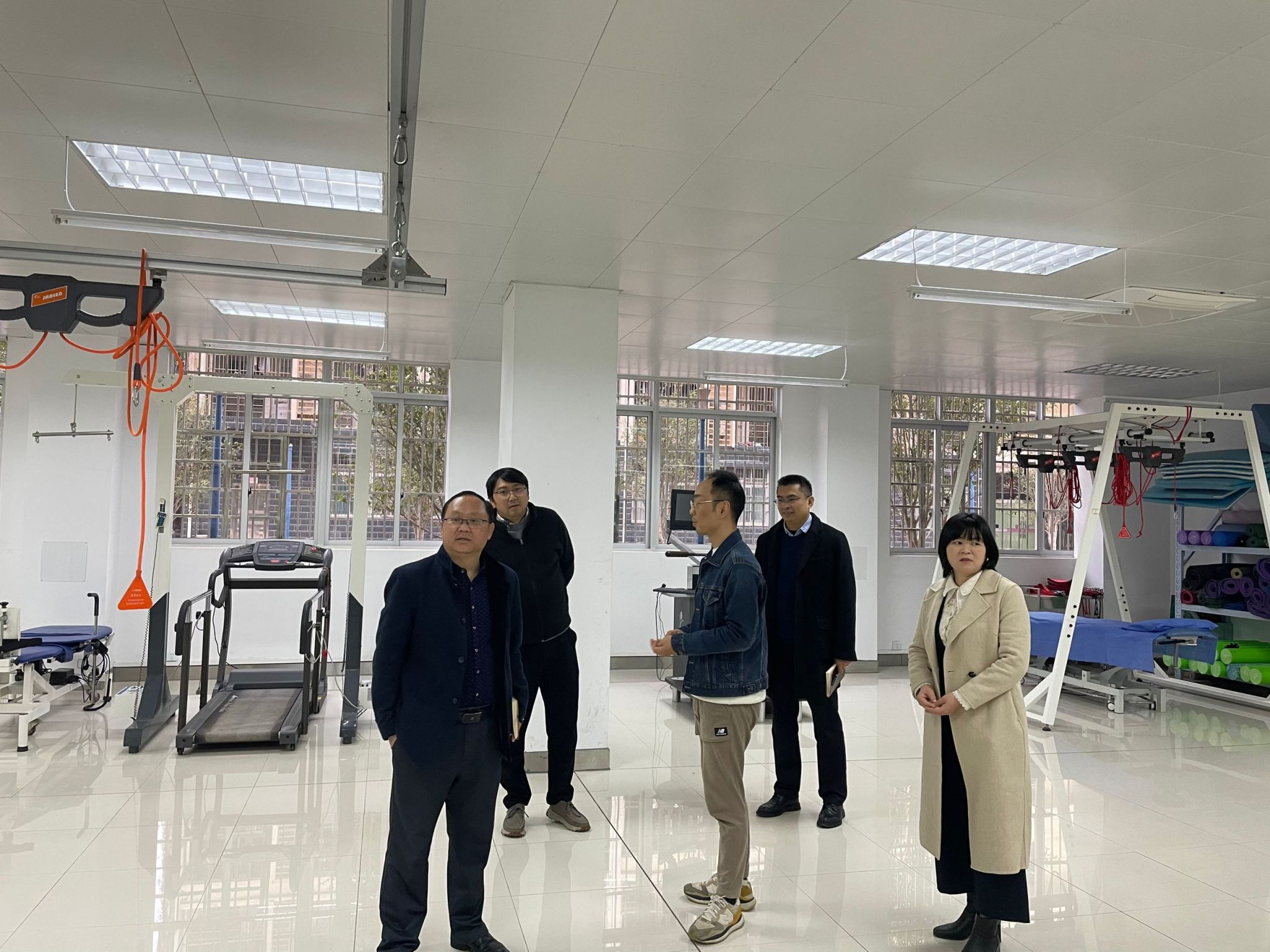 ▲学院领导检查实验室设备维护情况