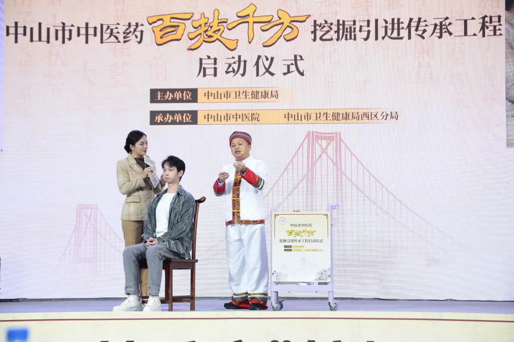 壮医药线升阳灸法传承人潘明甫进行技法展示