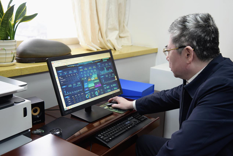 医院党委书记高宏君体验DeepSeek智能AI分析业务数据