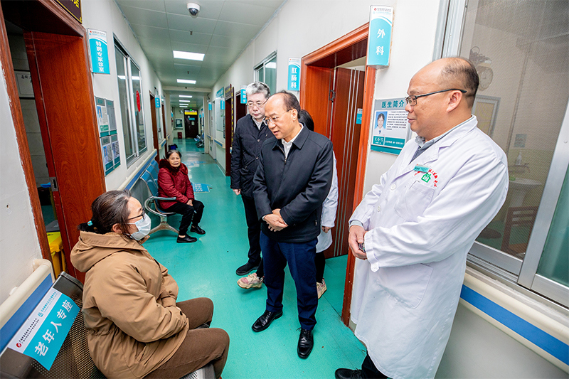 廖品琥副主席和患者交流
