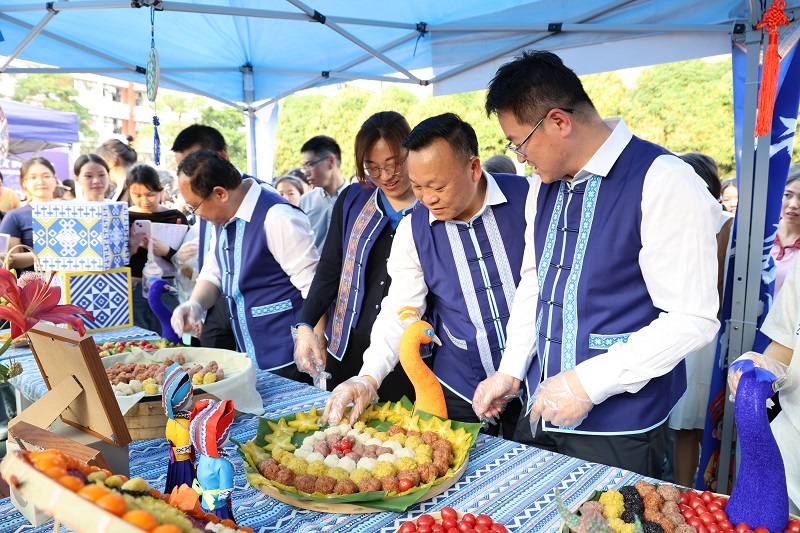 ▲赛院领导与师生们一起品尝美食