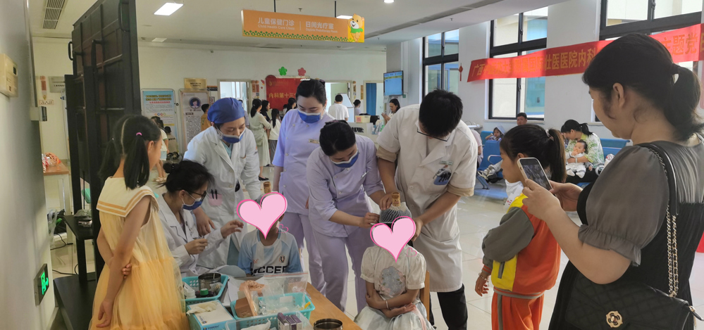 ▲儿童体验壮医特色疗法