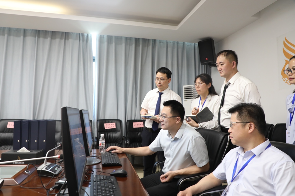 ▲专家现场查阅资料