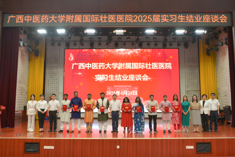 秦祖杰、陈日兰为留学生优秀实习生颁发荣誉证书