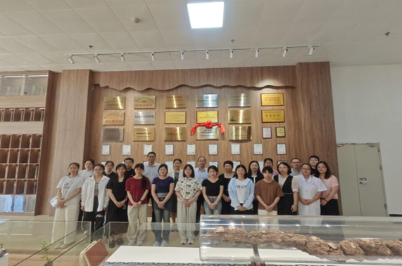 揭牌仪式现场与我校学生合影_副本