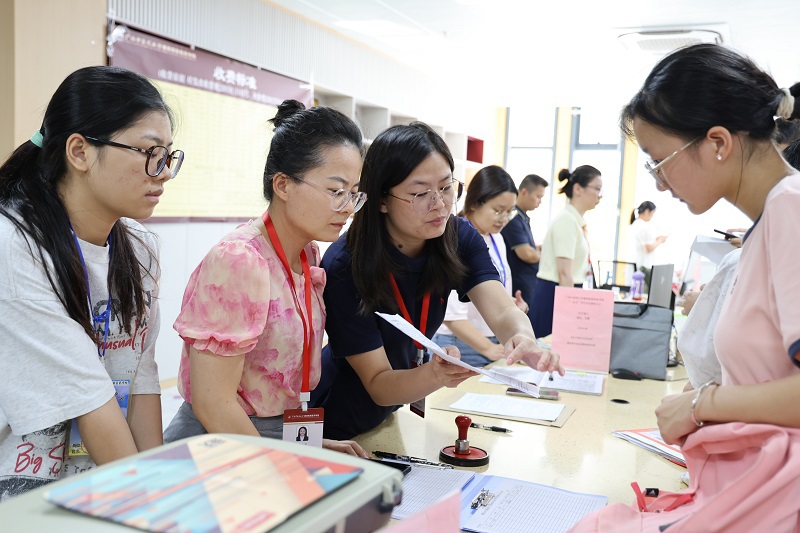 ▲“绿色通道”助力学子完成学业