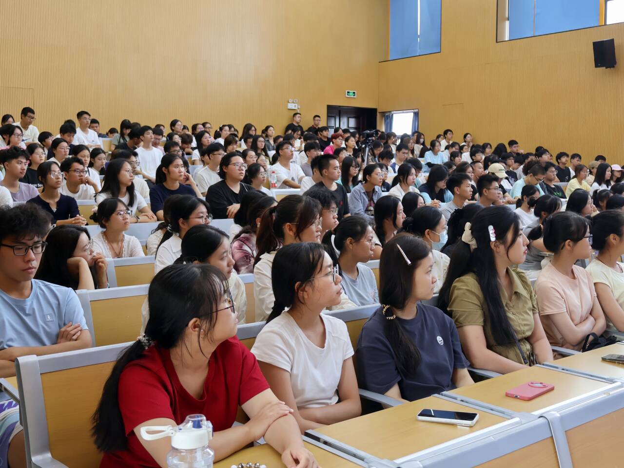 同学们认真聆听