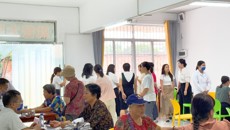 第一附属医院门急诊党总支第四党支部开展“健康与美丽同行，服务群众零距离”主题党日义诊活动