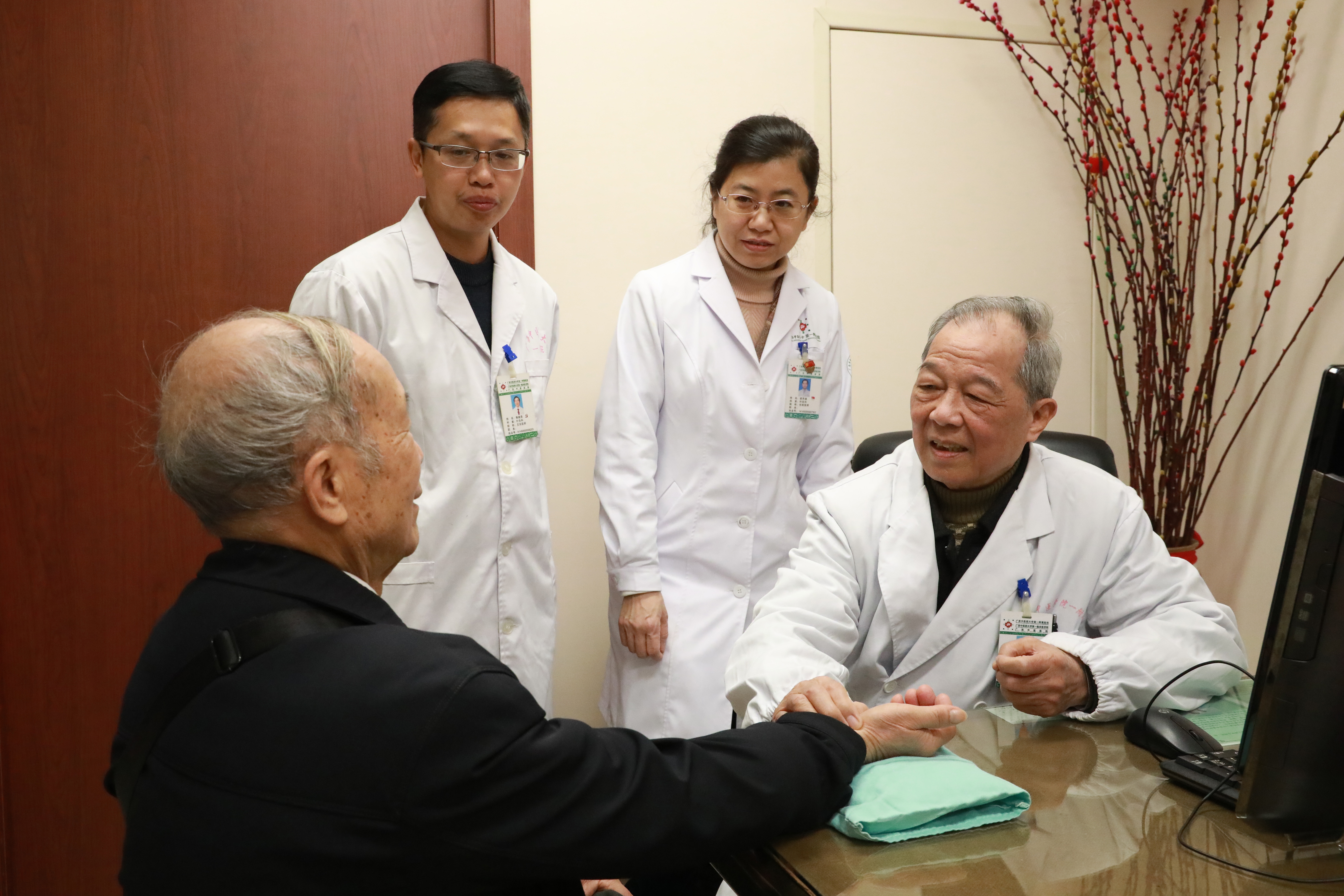 黄鼎坚教授诊治现场