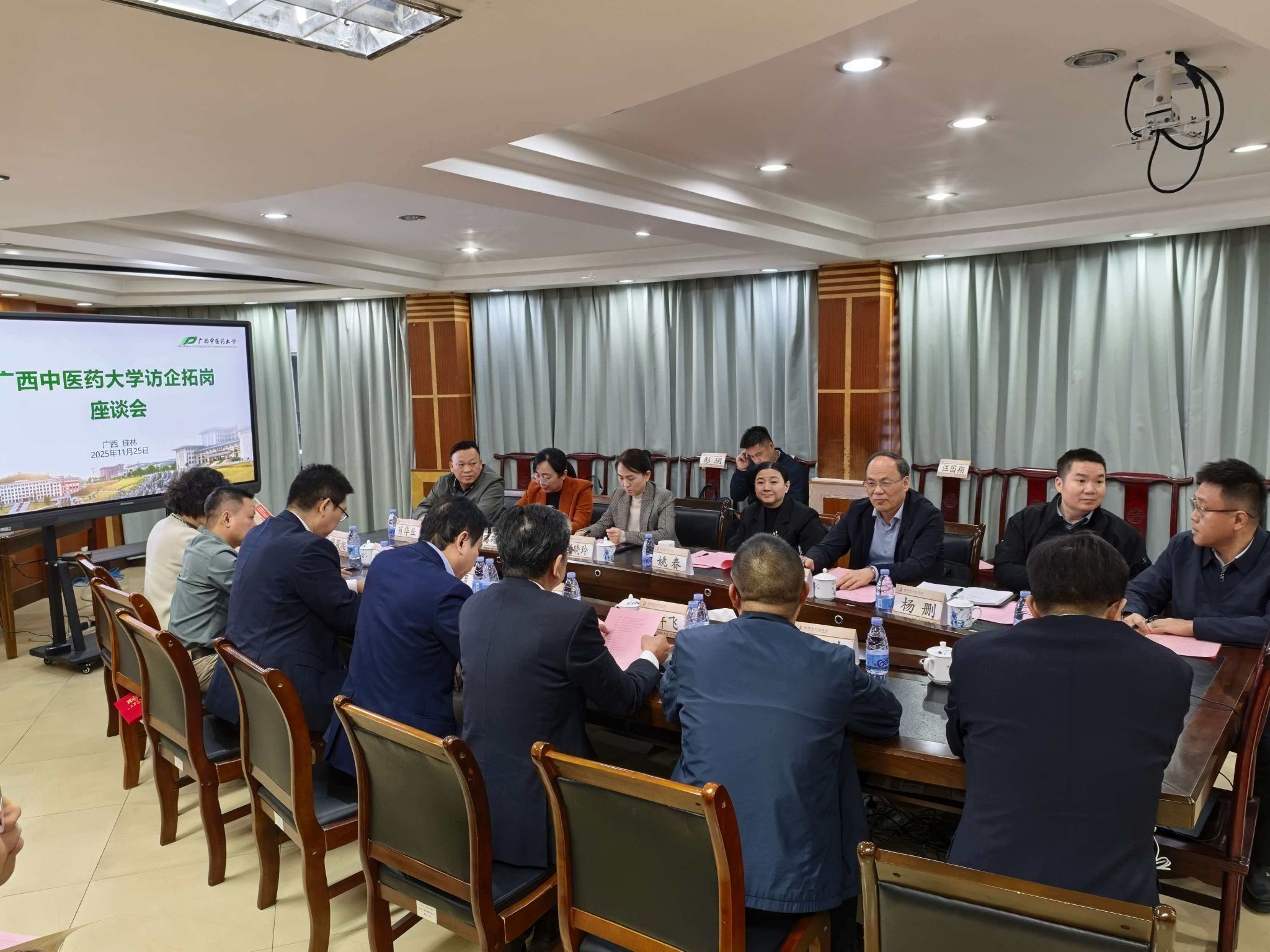 ▲在桂林市中医医院与用人单位交流座谈