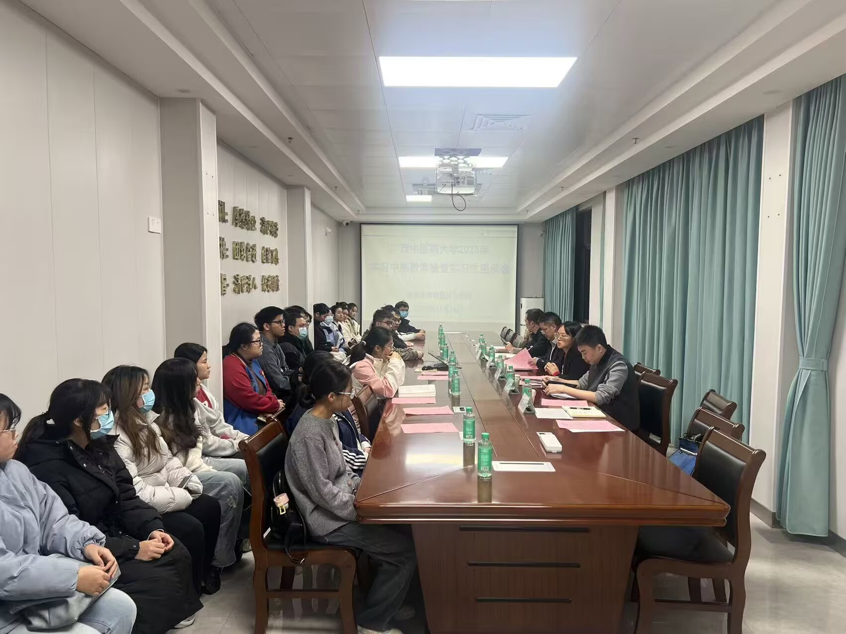 ▲在桂林市中西医结合医院与学生座谈