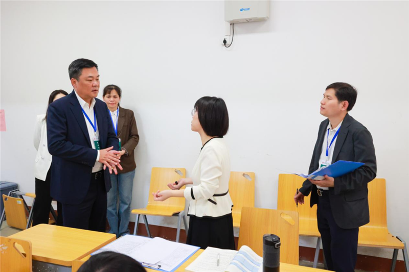 检查组课间与授课老师反馈交流