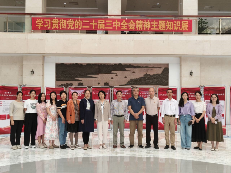 图书馆党支部书记李欢澄与全体党员合影