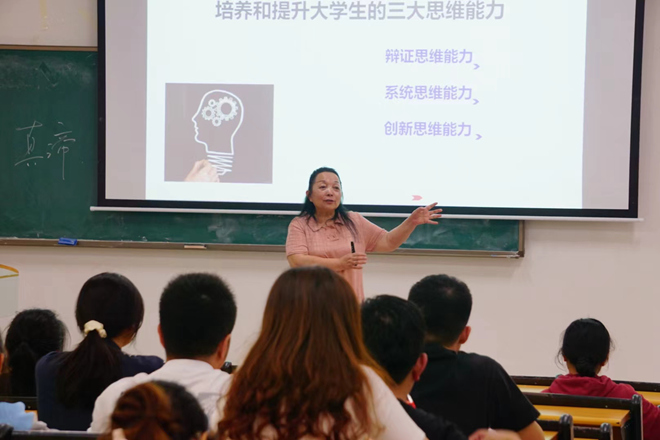 刘小江正在介绍三大思维能力