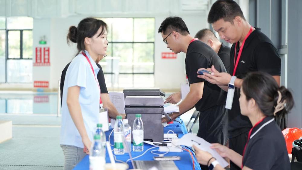 我校志愿者与裁判员沟通工作任务