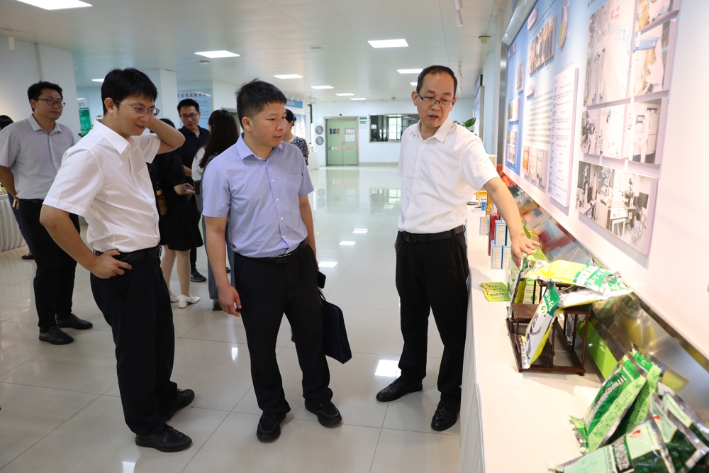 参观中医药壮瑶医药研究院