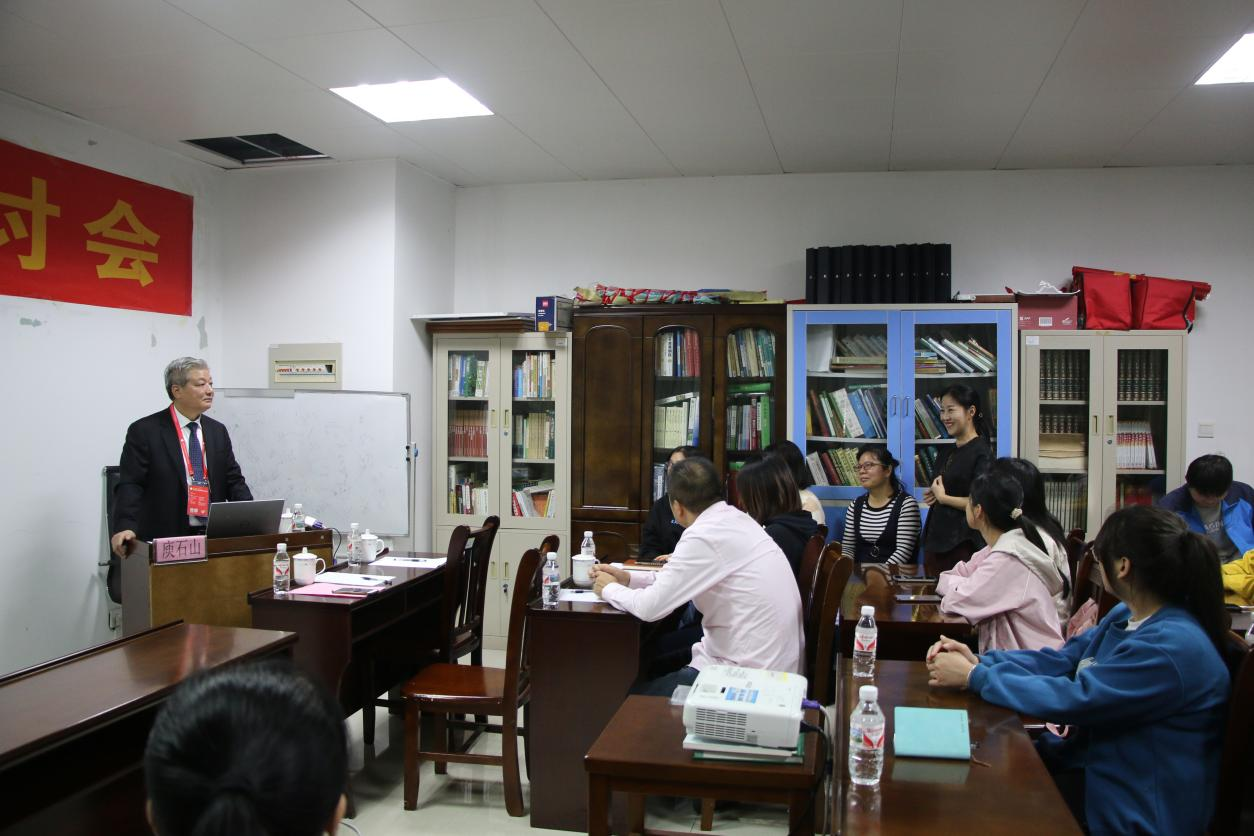 庾石山教授在壮瑶药重点实验室解答提问