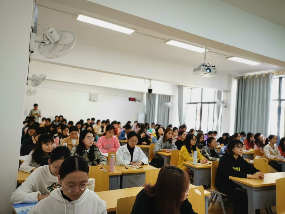 参与讲座学生的照片